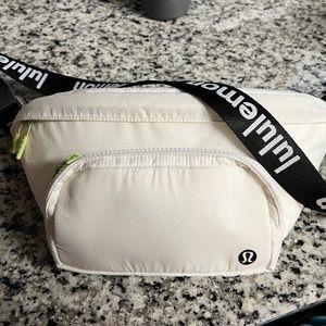 Lululemon the rest is written 3L belt / sling bag